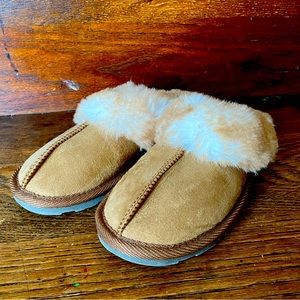 Girl’s size 3 Fuzzy slippers